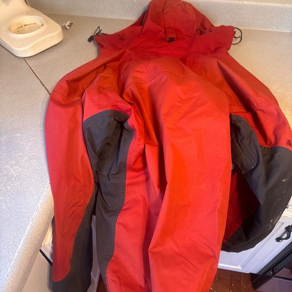 Experience warmth with Helly Hansen's vibrant red and charcoal jacket. Ideal for - Picture 6 of 12